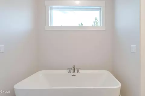 Bath - 4314 Downing St, Bismarck, ND 58504 photo 12 of 22