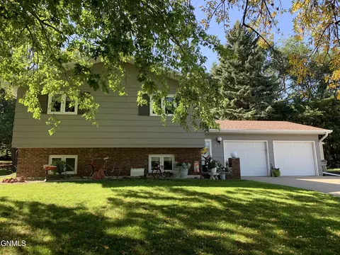 717 8th Ave NW, Jamestown, ND 58401