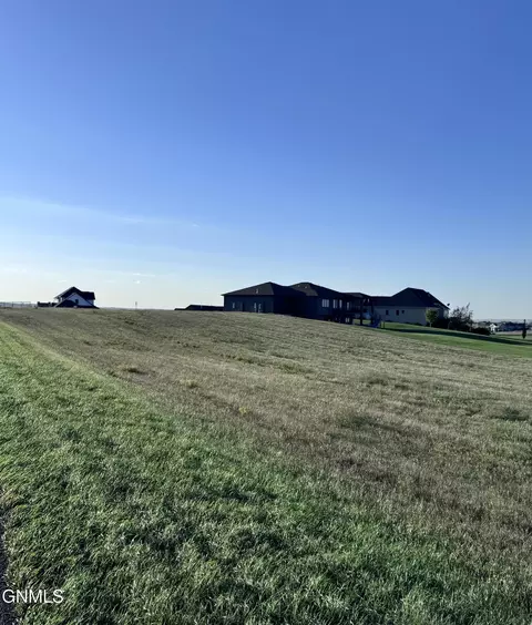 7505 Club House Dr, Bismarck, ND 58503