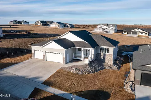 2006 Monarch Ave, Bismarck, ND 58503
