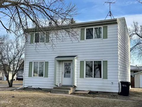 856 6th St SE, Valley City, ND 58072