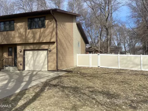 310 Reno Ave, Bismarck, ND 58504