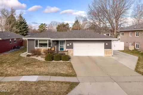 1624 Columbia Dr, Bismarck, ND 58504