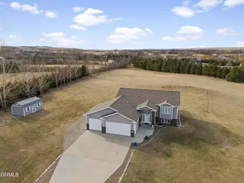 6135 Prairiewood Dr, Bismarck, ND 58504