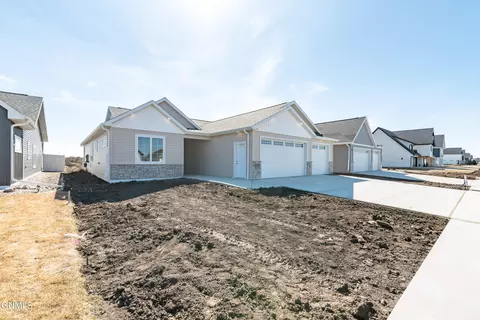 413 Lennox Dr, Bismarck, ND 58504