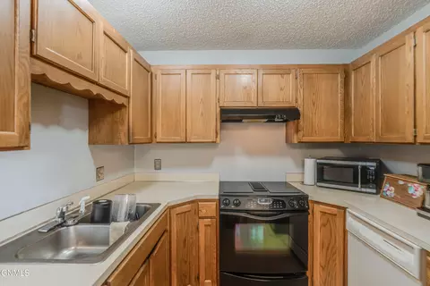 Kitchen - 2877 Warwick Loop, Bismarck, ND 58504 photo 3 of 4