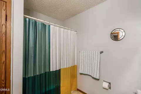 Bath - 2877 Warwick Loop, Bismarck, ND 58504 photo 2 of 2