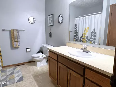 Bath - 2877 Warwick Loop, Bismarck, ND 58504 photo 1 of 2