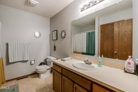 Bath - 2877 Warwick Loop, Bismarck, ND 58504 photo 1 of 2