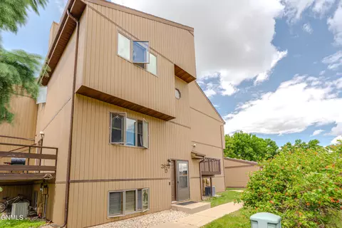 2877 Warwick Loop, Bismarck, ND 58504