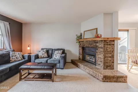 Living - 2877 Warwick Loop, Bismarck, ND 58504 photo 3 of 3
