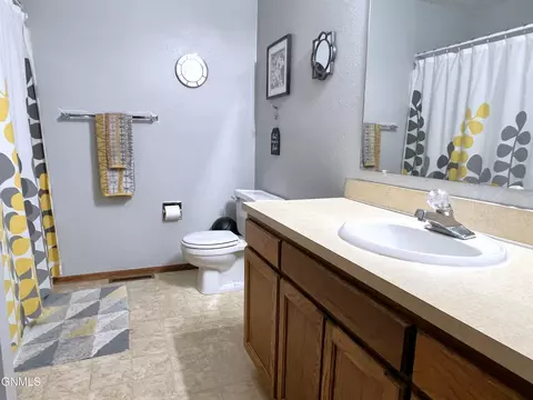 Bath - 2877 Warwick Loop, Bismarck, ND 58504 photo 2 of 2