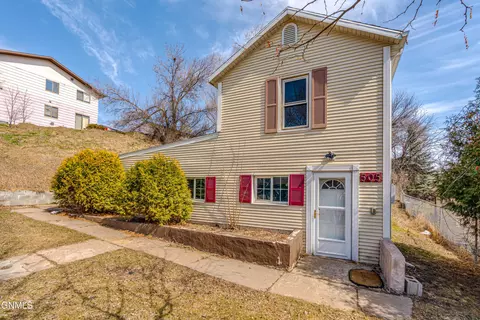 505 10th St, Bismarck, ND 58504