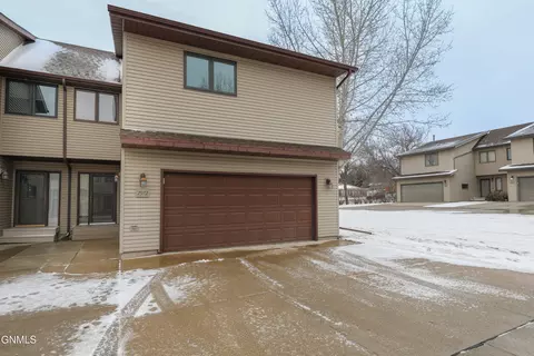 2972 Ontario Ln, Bismarck, ND 58503