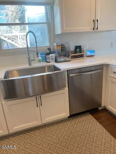 Kitchen - 8 Patterson Lake Dr, Dickinson, ND 58601 photo 2 of 9