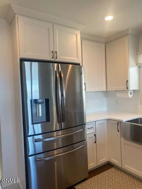 Kitchen - 8 Patterson Lake Dr, Dickinson, ND 58601 photo 6 of 9