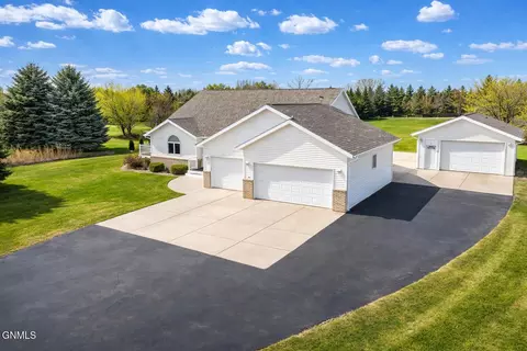 5292 Apple Creek Dr, Bismarck, ND 58504