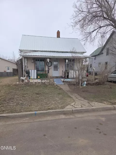 112 4th St S, Glen Ullin, ND 58631