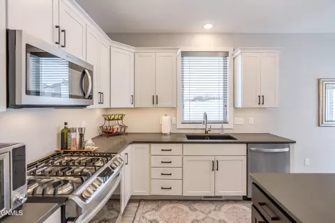 Kitchen - 5602 Titanium Dr, Bismarck, ND 58503 photo 4 of 8