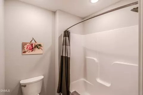 Bath - 5602 Titanium Dr, Bismarck, ND 58503 photo 10 of 12