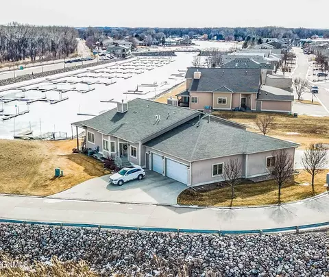 905 Southport Loop, Bismarck, ND 58504