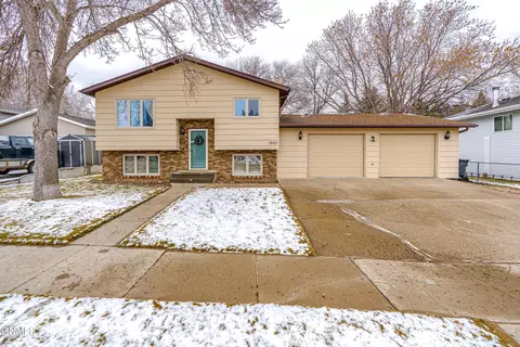 1905 10th Ave SE, Mandan, ND 58554