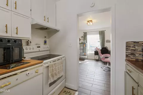 Kitchen - 1509 4th Ave W, Williston, ND 58801 photo 4 of 4