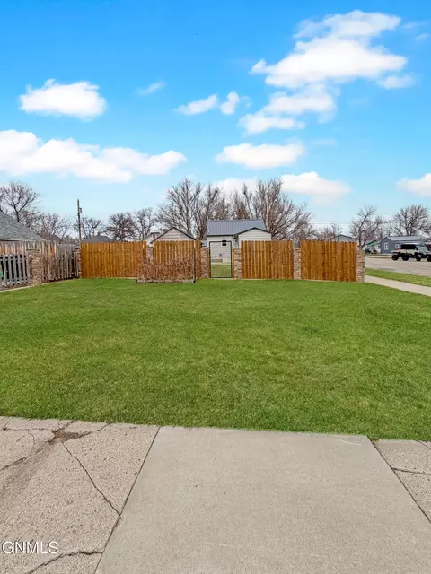 Exterior - 802 Broadway W, Williston, ND 58801 photo 2 of 2