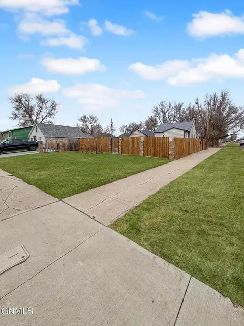 Exterior - 802 Broadway W, Williston, ND 58801 photo 1 of 2