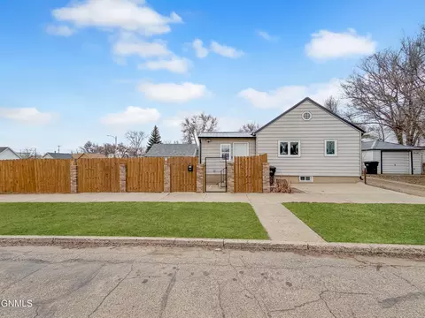 802 Broadway W, Williston, ND 58801