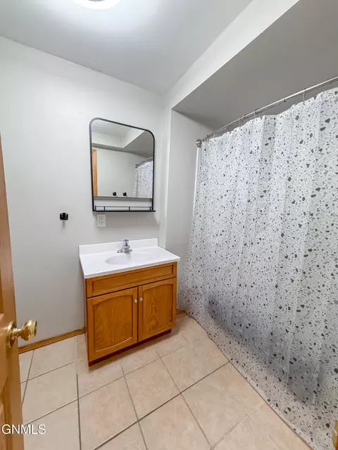 Bath - 802 Broadway W, Williston, ND 58801 photo 1 of 2