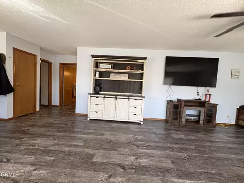 121 3rd St S, Ellendale, ND 58436
