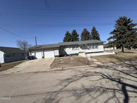 121 3rd St S, Ellendale, ND 58436