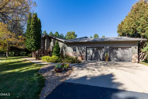 10744 Chokecherry Dr, Bismarck, ND 58503