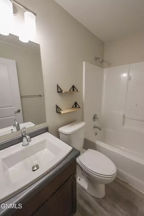 Bath - 2725 28th St W, Williston, ND 58801 photo 3 of 4