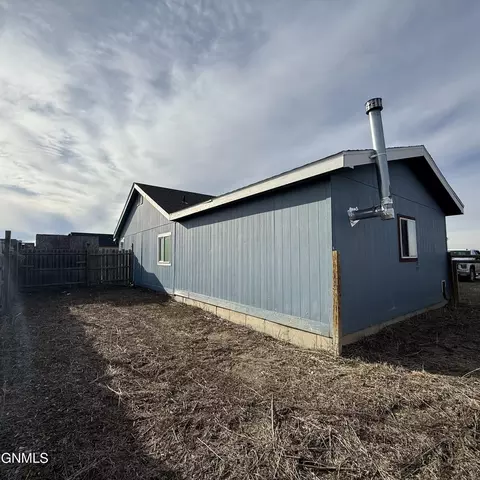 Exterior - 13836 Stanley St NW, Williston, ND 58801 photo 3 of 4