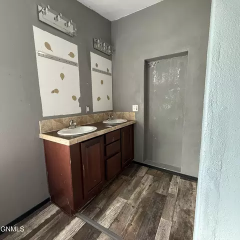 Bath - 13836 Stanley St NW, Williston, ND 58801 photo 2 of 4