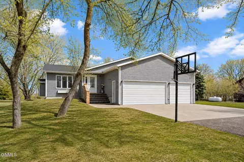 5800 Lariat Loop, Bismarck, ND 58503