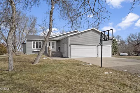 5800 Lariat Loop, Bismarck, ND 58503