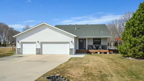 3532 Kingsford Dr, Bismarck, ND 58504