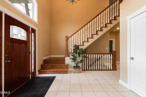 Entry Way - 4912 Inlet Bay Dr SE, Mandan, ND 58554 photo 6 of 9