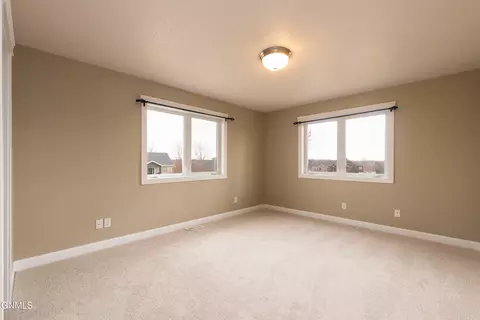 Bedroom - 4912 Inlet Bay Dr SE, Mandan, ND 58554 photo 2 of 3