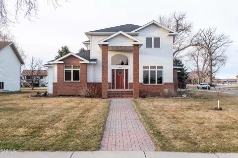 4912 Inlet Bay Dr SE, Mandan, ND 58554