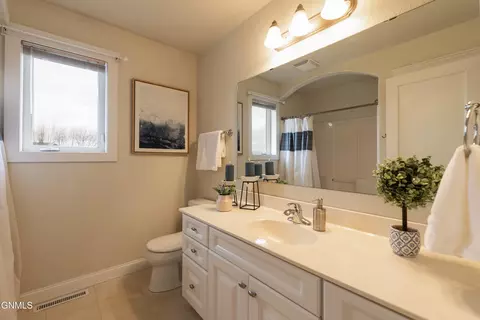 Bath - 4912 Inlet Bay Dr SE, Mandan, ND 58554 photo 5 of 5