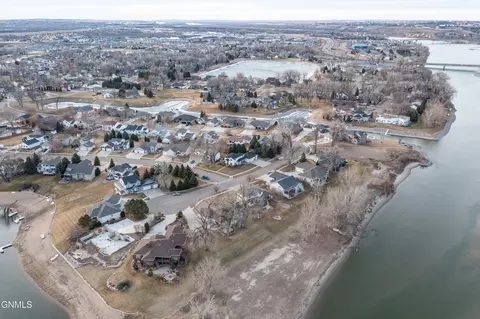 View/Area - 4912 Inlet Bay Dr SE, Mandan, ND 58554 photo 2 of 8