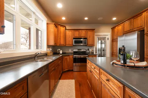 Kitchen - 4912 Inlet Bay Dr SE, Mandan, ND 58554 photo 3 of 4