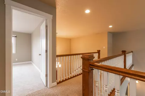 Entry Way - 4912 Inlet Bay Dr SE, Mandan, ND 58554 photo 7 of 9