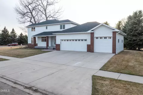 Exterior - 4912 Inlet Bay Dr SE, Mandan, ND 58554 photo 3 of 4
