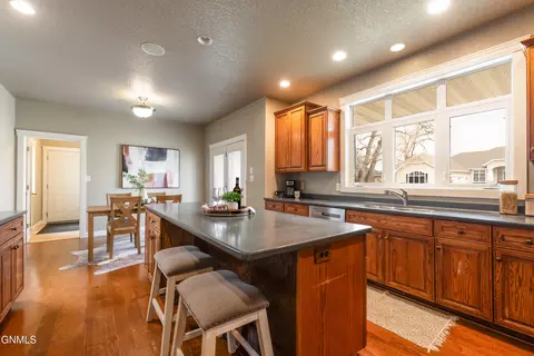 Kitchen - 4912 Inlet Bay Dr SE, Mandan, ND 58554 photo 4 of 4
