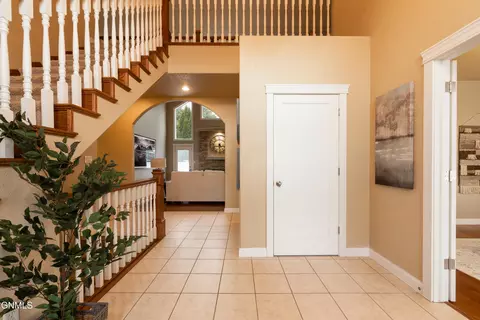Entry Way - 4912 Inlet Bay Dr SE, Mandan, ND 58554 photo 3 of 9